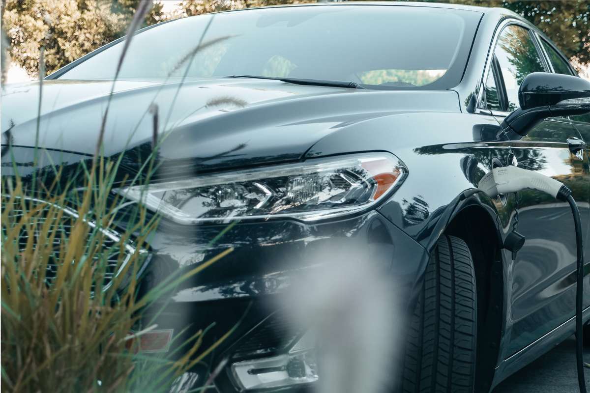 Voiture électrique ou hybride quel choix faire en 2025 